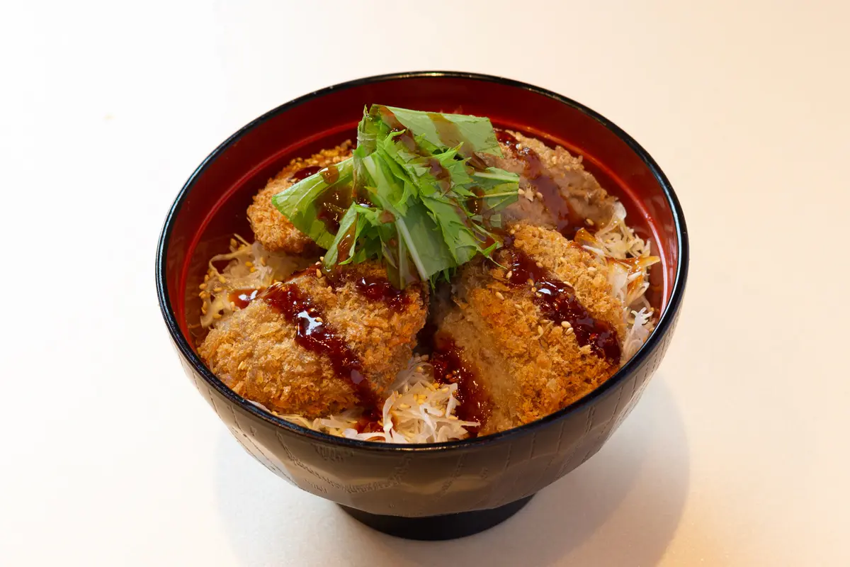 旨辛メンチカツ丼